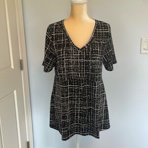 LuLaRoe Medium Top Black and White. Very flattering cut!
